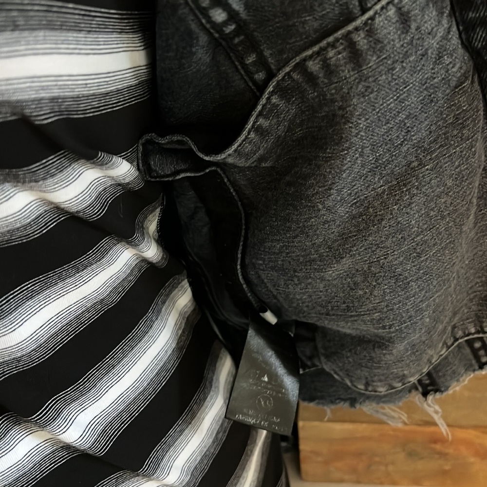 Trendy BlankNYC jean jackets in deep dark blue denim - Picture 11 of 12